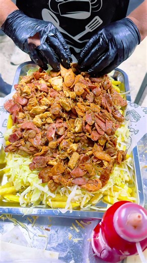 🔥 Anoche la tribu creció 🔥 Recibimos a una tribu bastante grande, y lo mejor fue que uno de sus integrantes ya nos conocía… 😎 volvió y trajo a toda su familia para que disfrutaran de nuestros sabores. Y ojo 👀 no fue una salvajada… fueron DOS 🤤🔥 Aquí cuando se viene, se viene con hambre y con parche completo 🐺🍔🌭 📍 La Tribu Express 📌 Diagonal 16 Tvs 3 N15-31, Barrio San Martín 📞 310 397 9147 Gracias por seguir haciendo parte de esta locura deliciosa 🖤💛