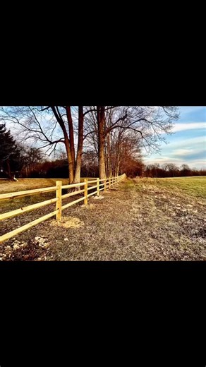 🌾 Got a large property? A Split Rail Fence might be your perfect match! Simple, timeless, and built to last — split rail fencing is a favorite for those wanting to define their space without closing in their view. Whether you choose it with or without wire, it offers beauty, practicality, and unbeatable value for open landscapes. ✨ Why homeowners love split rail fences: • Cost-effective – provides wide coverage without breaking the budget • Low maintenance – minimal upkeep for years of use • Op
