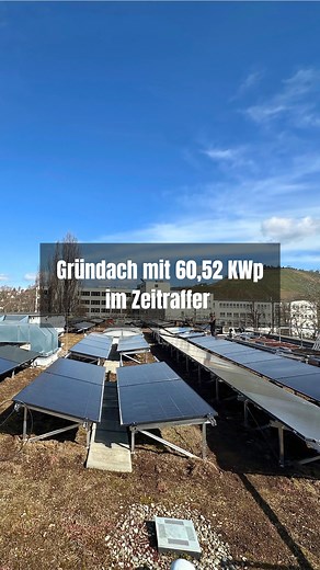 🌱⚡️ Diese Woche waren wir wieder in Stuttgart unterwegs – diesmal haben wir ein Gründach einer Schule mit einer 60,52 kWp PV-Anlage ausgestattet! In unserem Timelapse-Reel seht ihr, wie wir das GreenRoof-Vento-System von K2 Systems und Zeus-PV-Module von Heckert Solar installiert haben. 🚀 Das Ausgraben der Bahnen für die PE-Bodenplatten ist echte Schwerstarbeit - insbesondere bei feuchtem Untergrund! 💪 Doch dank starkem Teamwork konnten wir die Anlage zügig fertigstellen. 🌿 Was haltet ihr vo