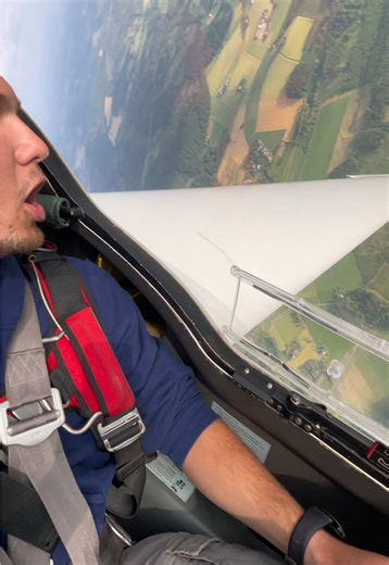 Erlebe den Nervenkitzel des Kunstflugs!