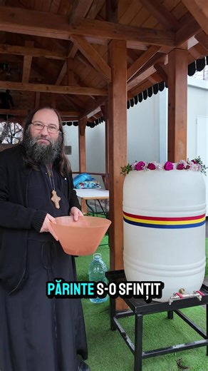 Spălăm sau nu hainele de boboteaza? Dragilor, în jurul sfințirii apelor s-a adunat mult folclor, amestecat adesea cu temeri și confuzii legate de așa-numita „întinare” a apelor prin viața noastră de zi cu zi. E bine să lămurim câteva lucruri, cu liniște și discernământ. Să nu confundăm igiena firească cu păcatul și nici curățenia trupească cu întinarea lumii. Ne spălăm pe mâini, pe față, facem duș, pentru că este firesc și de bun-simț. Ar fi nepotrivit să mergem la serviciu, la școală, la facult