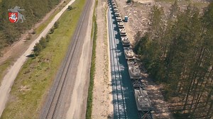 Nauja geležinkelio atšaka Pažeimenėje užtikrins patogesnį į Lietuvą atvykstančių NATO sąjungininkų karinės technikos ir kitos įrangos perdislokavimą į netoliese Pabradės esantį Lietuvos kariuomenės Generolo Silvestro Žukausko poligoną (Švenčionių r.). Šią naująją krovinių gabenimo galimybę pirmieji gegužės 29 d. išbandė savo rotaciją baigiantys ir iš Lietuvos išvykstantys Jungtinių Amerikos Valstijų kariai. Aut. vyr.srž. sp. Lukas Tamošiūnas | Lietuvos Respublikos Krašto apsaugos ministerija