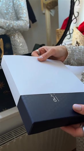 ✨ Strahle heller mit Oliver Weber ✨ Das neue Jahr ist der perfekte Zeitpunkt, um deine Einzigartigkeit und Selbstbewusstsein zu unterstreichen. Unsere Schmuckstücke verleihen dir nicht nur Eleganz, sondern auch Magie in jedem Moment. Heute sind wir begeistert von dieser wunderbaren Kollektion — unglaublichen Ohrringen und zarten Halsketten, die einen einzigartigen Look kreieren. Jedes Schmuckstück reflektiert das Licht und erzeugt einen magischen Effekt bei jedem Licht. Lass uns diesen Moment no