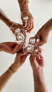 275K views · 3.9K reactions | Salva essa ideia pro seu próximo brinde壟 ✨Editei com o preset TrwvelMood7. Link na minha bio! #photohacks #phototrick #ideiadefotos #fotoslegais #fotoscriativas | Karol Pimentel | Facebook