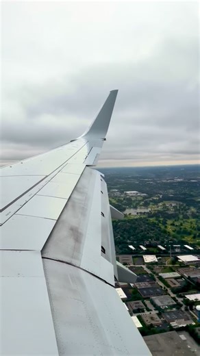Approach into Chicago O’Hare on an American 737 — great view of the wing and flaps! ✈️ MCO ✈ ORD Boeing 737-823 #N840NN 15 Years Old #orlandojets #american #ord #737 #boeing #boeing737 #aa #wing #wingview #flaps #fblifestyle | OrlandoJets