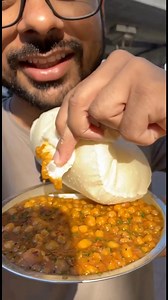 1.6M views · 21K reactions | 襤 Metro ke bahar vending machine se garma-garam bhature ” #bhature #food #streetfood | Šhaňkăř Kesharwani | Facebook