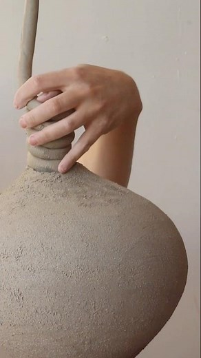 Hand-building a Pot using the Coiling Method #pottery #ceramics #coiling #handbuilding #clay