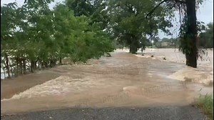 🚫♒️ No hay paso de Comoca a Tenexcalco en #Axtla de Terrazas. La fuerza de los arroyos en estas condiciones puede poner en riesgo su vida, no intente cruzar por favor 🙏. | Región Huasteca