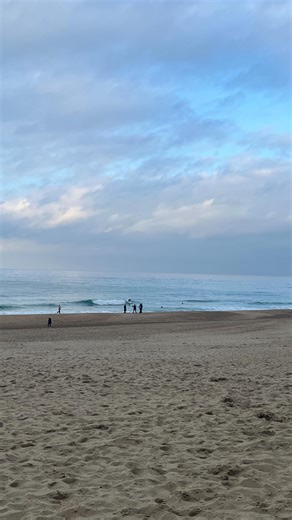 Eliott FLANDIN on Instagram: "La dernière de l’année! 🥳 #surfing #hiver #surftok #surf #happynewyear"