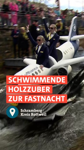 Am Rosenmontag gingen 40 Teams bei der Da-Bach-na-Fahrt mit ihren selbst gebauten Zubern an den Start: https://1.ard.de/schramberg-holzzuber. Davor zogen die Teilnehmenden mit ihren Holzzubern bei einem Umzug durch die Schramberger Innenstadt. | SWR Aktuell