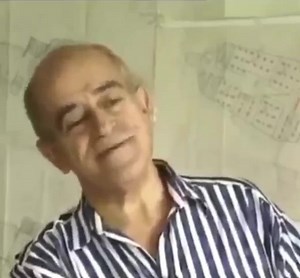 Paranın Saadet Getirmediğine İnanan Sakıp Sabancı Oğlunu Anlatıyor.. Şimdiki zenginler fakirlerden aç fakirin alın teriyle kazandığı parada gözleri ben böyle zenginleri gördüm.. Zengin olmuş ama gururu kibiri gösterişi mütevazi kalmış paranın kişiliğine yön veremediği ender insandır sakıp sabancı Keşke bütün zenginler bu adamı kendine örnek alsa , inanın bana dünyada fakir kalmaz , yaptıkları takdire şayan bir adamdı. Mekanı Cennet olsun Sakıp Sabancı... | Serik Ajans