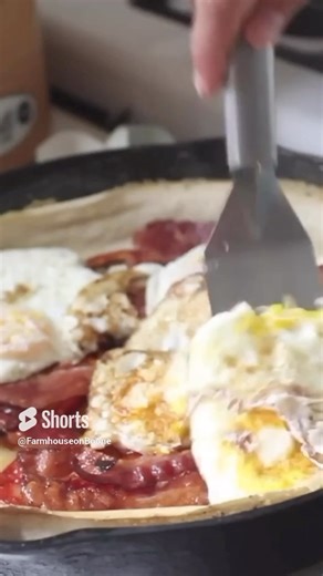 Easy Sourdough Breakfast Pizza 😋 https://www.farmhouseonboone.com/breakfast-pizza-recipe-with-sourdough-crust For the crust, preheat a cast iron skillet on 425 degrees. Drizzle the skillet with olive oil and ladle your sourdough discard into it - spread it around until it’s a layer that you like! Drizzle with a little more olive oil and add some salt. Pop it back in the oven and bake for about 10 minutes, or until browned and can easily be pulled from the pan. Top with roasted tomatoes, bacon, 