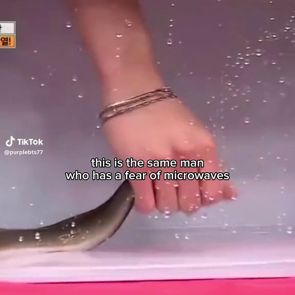 this guy doesn't make sense #kpop #kpopfyp #trend #viral #foryoupage #fyp #xyzbca #blowthisup #makemefamous #bts #btsarmy #btsedit #edit #jeonjungkook #jungkook #jkedit #jungkookedit #JUNGKOOK #bias #maknae #btsmemes #funny #방탄소년단 #정국 #dontletthisflop