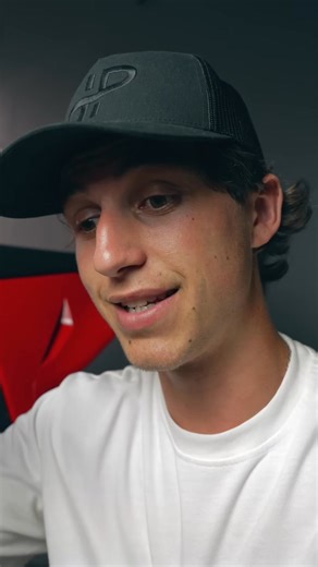 La distribution desmodromique de Ducati élimine les ressorts de soupape, évitant les affolements à haut régime. Plus de tours/minute, moins de changements de vitesse sur piste ! Imaginez en cross : tout un tour en 2e ou 3e ? DISPONBILE SUR YOUTUBE #Ducati #moto #mécanique #desmodromique #soupape | ANGUS