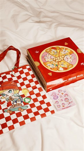 𝗖𝗵𝗶 ♡ on Instagram: "May collaboration ang PIZZA HUT x POPMART MOLLY?! Well this is a first! 💅💞 Get the exclusive Molly’s Fun Box with your Choice of Specialty Pizza + Lovers Pizza starting today and get a free exclusive Popmart Molly x Pizza Hut sticker! +++ Just add ₱599 for your limited edition Molly Tote Bag! 🍕 THIS IS SOOO FUN I LOVE IT SMMMM #PizzaHutPH #PizzaHutXPopmart #PopMartPH"