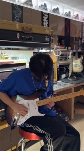Young Hoon Kim on Instagram: "• Can’t Stop (solo) - RHCP _ * 앰프 (Amplifier) 1. Fender Blues Junior iii (Direct Out/ Dm-2w (JHS Splitter)) 2. Fender Blues Junior IV LTD (Direct Out/ Dm-2w (JHS Splitter)) 3. Fender Blues Deluxe Reissue (A) 4. Fender Blues Deluxe 1995 (B) * 기타 (Guitar) - 2024 펜더 커스텀샵 1954 스트라토캐스터 - 70주년 저니맨 레릭 - 투톤 선버스트 (한정핀) - 2024 Fender Custom Shop 70TH ANNIVERSARY 1954 STRATOCASTER® JOURNEYMAN RELIC® - Wide-Fade 2-Color SUNBURST (Limited Edition) * 페달보드 (Pedalboard) - FENDER Pr