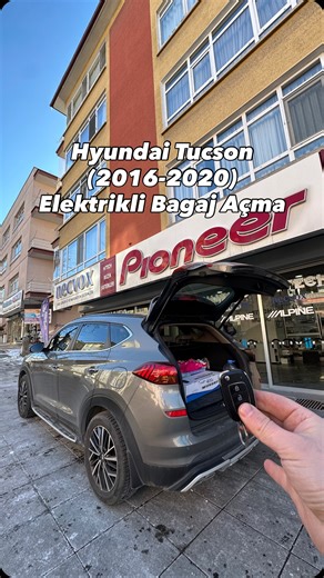 Herkese iyi akşamlar dileriz.. Uygulamasını gerçekleştirdiğimiz sıradaki konuk aracımız 2020 model Hyundai Tucson idi. Power Edition paket olan aracımızın orjinalinde otomatik bagaj açma özelliği bulunmuyordu. Yapmış olduğumuz uygulama sonrasında otomatik bagaj açma özelliğini aracımıza kazandırdık. Ürünümüz birebir soketi soketine uyumludur. Herhangi bir yerde kesme, kablo sıyırma, araca zarar verme kesinlikle söz konusu değildir. Ürün kontrolünü araç içerisinden açma-kapatma, araç kumandasında
