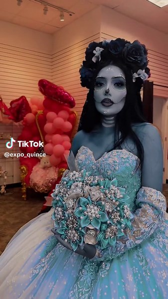 Halloween vibes @E☆elyn 💀🥰 @ClauCeja #quinceañera #fyp #planningmyquinceañera #myquince #dreamdress #claudettequinceaneraboutique #catrina #catrinamakeup #quinceaneracatrina #catrinavibes #sugarskull #westroadsmall