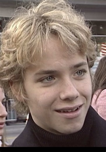 Jeremy Sumpter Reflects on Peter Pan Kiss Scene