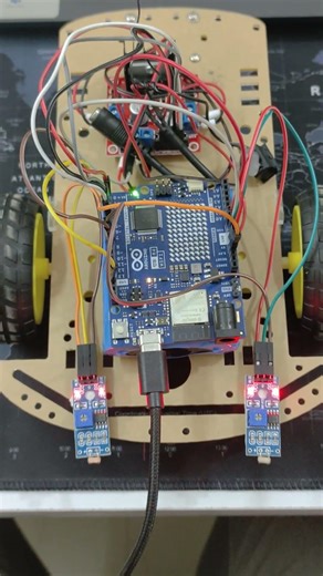 This Robot is AFRAID of the Dark! 💡🤖 #Arduino