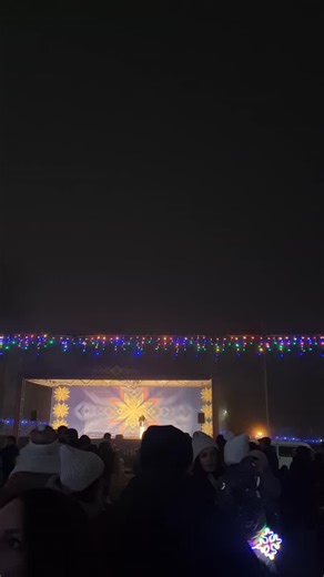 🗞️ Редакция газеты "УЗВЫШША" on Instagram: "✨🧨Праздничный фейерверк ознаменовал официальное открытие зимнего фестиваля На сцене продолжалась праздничная программа с выступлениями творческих коллективов района #dzrby1 #дзержинск #дзержинскийрайон #зимнийфестиваль"