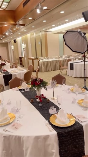 Misako Konishi on Instagram: "銀座テーブルコーディネート教室シュェットでは、 帝国ホテル東京にて、 第8回 クリスマステーブルコーディネート発表会を盛大に 開催致しました。 今年は教室開講10周年を 記念して、 発表会のテーマが 「アニバーサリー」です。 上級コースの皆様の 素敵なアニバーサリーの テーブルコーディネートや また、初の試みとして 10周年を振り返った 劇を生徒様方が演じて下さいました。配役ですが、 小西みさ子役がいたり、（笑） 私の夫役もいたりで、（笑） 本当に和やかなクリスマス発表会でした。 また記念日に送る、 お花のミニセミナーも ございましたし、くじ引き大会も ございました。 2025年度は41名の生徒様を レッスンさせて頂きました。 貴重なご縁に 心から感謝と厚くお礼を申し上げます。 ありがとうございました。 小西みさ子 #銀座テーブルコーディネート教室シュェット #テーブルコーディネート発表会 #帝国ホテルで #テーブルコーティネート #銀座でテーブルコーディネート #小西みさ子"