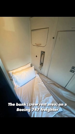 Eva - Boeing 747 Pilot on Instagram: "Making the bunk (crew rest area) on the B747-8F The bunk is where pilots can sleep during their break on a long flight, when more than two crew members are scheduled to operate. It is located high up, at the upper deck of the 747, and yes it does come with some good views 😉!"