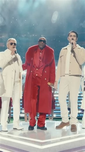 Revista del Domingo on Instagram: "Un show navideño único en la NFL ✨🎄 Durante el medio tiempo del partido Vikings vs Lions, Snoop Dogg encendió el estadio con sus clásicos y sorprendió al mezclar hip hop con villancicos. Luego se unieron los ídolos del K-pop HUNTR/X para cantar “12 Days of Christmas”. El cierre fue mágico: Andrea Bocelli junto a su hijo Matteo emocionaron con “White Christmas” bajo una nevada artificial. ❄️🎶 📹: @netflix #NFL #shownavideño #navidad"