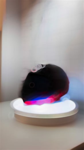 Der Shoei Neotec 3 ist ein moderner Premium-Klapphelm, der speziell für anspruchsvolle Motorradfahrer entwickelt wurde, die Wert auf Sicherheit, Komfort und Vielseitigkeit legen. Als Weiterentwicklung des erfolgreichen Neotec-Konzepts erfüllt er die aktuelle ECE-22.06-Norm und ist dank P/J-Homologation sowohl als Integral- als auch als Jethelm zugelassen. Dadurch eignet er sich ideal für Tourenfahrer, Pendler und alle, die im Alltag maximale Flexibilität schätzen. Die Helmschale besteht aus dem 