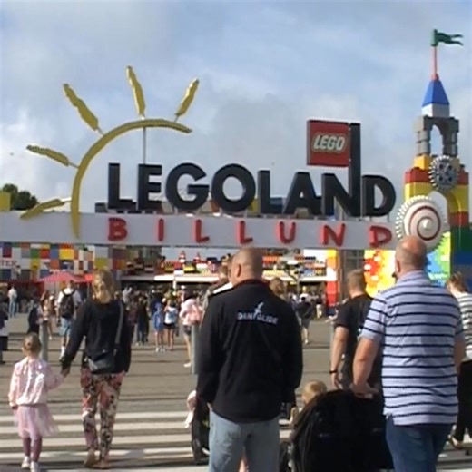 BLIV EN DEL AF FÆLLESSKABET BAG MAGIEN 🙌✨ NU kan du søge sæsonjob i LEGOLAND og blive en del af et helt unikt fællesskab, der giver venner for livet! Uanset om du drømmer om at betjene forlystelser, servere is, holde parken ren eller give vores gæster fantastiske oplevelser i vores butikker – så vil vi elske at læse din ansøgning 🥰 Søg allerede i dag her 👉 https://bit.ly/legolandjob | LEGOLAND Billund