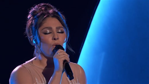 Lucia Flores-Wiseman took on “WILDFLOWER” by Billie Eilish and left it all on the stage. 👏🌸 | The Voice