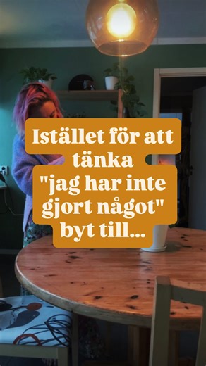 Vevve ~ Nervsystemsreglering vid stress & trauma on Instagram: "Det är lätt att känna dig låst när det blir för mycket Överväldigad av oro över världsläget Överbelastad av allt som ska göras hemma och på jobbet Då kommer också ofta tankar om att vara lat när du ”inte gör något” Dåligt samvete och skuldkänslor när du är ”oproduktiv” Vad händer om du skiftar? Från det självkritiska dömandet Till att se det som att du faktiskt ger dig själv något För, hur ska du orka med livet, känslor och relation