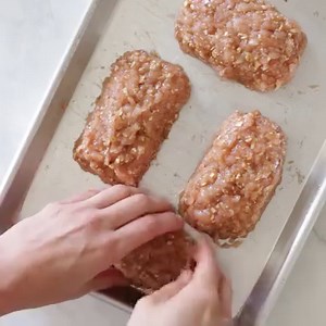 These Campfire Meatloaf Foil Packets are great for camping, glamping or for an easy weeknight dinner for easy cleanup! Made with turkey meatloaf, BBQ sauce and succotash. 8 Freestyle Points 397 Calories https://www.skinnytaste.com/meatloaf-foil-packets/ | Skinnytaste