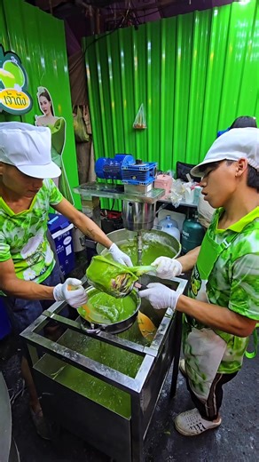 Thai Lod Chong – Sweet Coconut Dessert | Foodie Fat