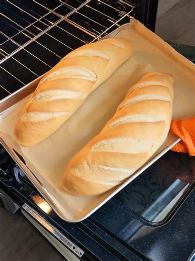 Pan Bread Recipe * 750 g Harina 5 1/3 Tazas * 14 g Levadura seca 1.5 Cda * 12 g Azúcar 1 Cda * 18 g Sal 1 Cda * 45 ml Aceite 3 Cda * 450 ml Agua Tibia Amasar por 5 mnts y dejar reposar 1 hora bien tapada con un poco de aceite de oliva. Luego dividir la masa y darle la forma que mas te guste y poner a reposar por 30 minutos para hacerles los cortes y llevar a hornear por 25 Minutos mas o menos a 350° Fahrenheit = 175° Centigrados, con un poco de agua caliente al fondo del horno por los primero 10