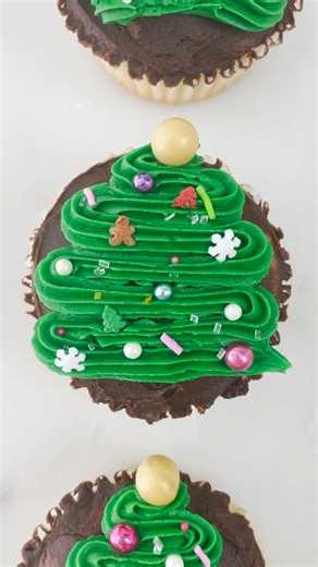 6.9K views · 63 reactions |  Two simple designs for Christmas tree cupcakes! For the first one, I am using a piping tip 846 from Ateco and the second is a tip 12.  Find the recipes and more easy Christmas Cupcake Ideas here: https://beyondfrosting.com/christmas-cupcakes/ #christmascupcakes #frosting #holidaybaking #ChristmasDesserts #cupcakedecorating | Beyond Frosting | Facebook