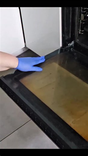 Czyszczenie piekarnika Amika to udręka. Albo nie da sie go niczym wyczyścić, albo płyny do piekarników palą powłoke w środku. Dlaczego tak sie dzieje dowiecie sie z naszego nowego filmu na YT, a teraz pokazuje patent na to czym te piekarniki czyścić. #piekarnik #czyszczenie #cleantok101 #sprzatanie #kuchnia# pogotowiesprzatajace #dlaciebie #gotowanie #pieczenie #domowewypieki #wystrojwnetrz #amica | Pogotowie Sprzątające