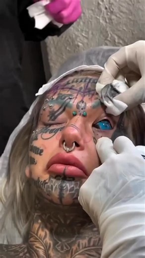 Dövme Eğitimi on Instagram: "Kör Kalma Riskleri Çok Yüksek Olduğu Halde Zevk İçin Göz Bebekleri İçine Dövme Yaptıran insanlar ...Bir dövme uğruna görüşünüzü riske atmak çoğu insanın alacağı bir karar değildir. Ancak korkunç risklere rağmen gözlerine bile dövme yaptıran birçok insan var... Vücudunun yüzde 98'i dövmelerle kaplı olan Amber Luke... -Luke, göz bebeklerini maviye boyamak için 40 dakikalık bir işlem geçirdi. İşlem sırasında ne yazık ki, dövme sanatçım göz bebeğimde çok derine girdi. Gö