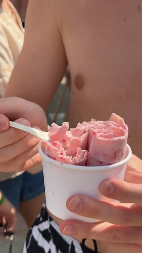 Gabriel Berzoi on Instagram: "Am fost la @piscinemegapolis și mi-a plăcut super mult. Vă recomand să mergeți și voi în aceste zile călduroase de vară, experiența chiar merită. Prețuri: - Copii 120–140 cm: 90 lei - Luni–Vineri: 120 lei - Sâmbătă–Duminică: 170 lei - Șezlong: 50 lei - Copiii până la 120 cm intră gratuit Le găsiți pe Str. Mihail Sadoveanu 42/6, lângă PORT MALL."