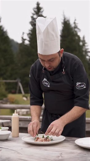 At Tirler Seiser Alm Restaurant, regional ingredients meet creative Alpine cuisine – from traditional South Tyrolean dishes to vegetarian and gluten-free options.🍝🥩 #dolomites #südtirol #seiseralm #dolomitiunesco #visitsouthtyrol #mountainlovers #naturevibes #travelgram #autumnvibes #alpedisiusi #vegan #restaurant #dinner #view | Tirler - Dolomites Living Hotel, Seiser Alm / Alpe di Siusi