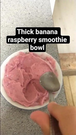 Banana and raspberry thick smoothie bowl