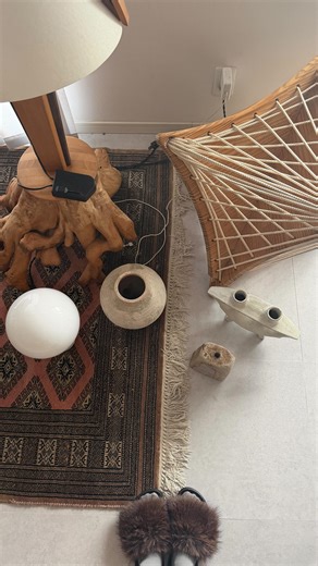 aco｜大人の暮らしとインテリア꙳⋆ on Instagram: "クローゼットを整える朝。 @aco________p おはようございます、acoです🐈🐈 服は、数より質！ お気に入りは、長く大切に着たいから 洗剤もちゃんと選びたい。 LAVOIR @lavoir_jp ヴィーガンカプセル洗剤は 植物由来成分で家族みんなにやさしく、 それでいてしっかり洗浄。 可愛いお花のカプセル洗剤を先に入れて、 洗濯物を入れて洗います🫧 韓国コストコで大人気のアイテムです✨ コストコオンライン限定だから 重たい洗剤も自宅まで届くのが嬉しい📦 ＿＿＿＿＿＿＿＿＿＿ 【LAVOIR ご購入はこちら】 https://www.costco.cojp/p/70153 LAVOIR 公式 公式サイト：https://lavoir.jp/ Amazon：https://www.amazon.co.jp/LAVOIR_JAPAN Instagram：https://www.instagram.com/lavoir._jp/ X：https://twitter.com/lavoir_jp #LAVOIR