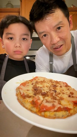 Canned Chicken Pizza Crust #pizza #homemadepizza #pizzatime #dinnerideas #highprotein #easyrecipes 1 serving total - 528 Cals/serving (crust ONLY) - 51g Protein - 30g Fat - 4g Carbs - 1 can Flaked chicken breast 1 Egg - 1/2 cup Shredded parmesan cheese - 1 1/2 tbsp, Basil (dried) - 1 tbsp Oregano (dried) - Bake at 425F for 20min - Add toppings - Back in for 3min | Saltnpiipa