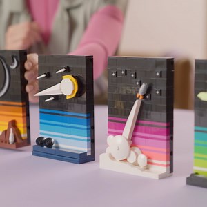 【告別地球🌏飛向太空🪐】 火箭升空，映入眼簾的是柔和的雲層☁️ 放眼望去，是浩瀚無垠的星空💫 在無邊無際的宇宙，這段充滿未知的太空旅程 下一站會航向哪裡呢？🚀 - #21340 太空時代的故事 5月即將上市✨ 帶著你的創意與夢想準備啟航吧！ | LEGO