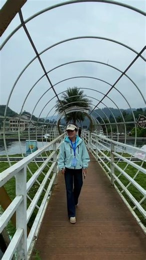 被称为软黄金鱼子酱基地，全球14%鱼子酱来自雅安天全，产品远销欧洲北美，中东等30多个国家和地区，进入国际高端餐桌，其产量居四川第一，全国第二，是中国鱼子酱出口创汇的“金字招牌”！#鱼子酱 #雅安天全 #高端品质 #思经镇 #口播 深海蓝，拍摄冷艳