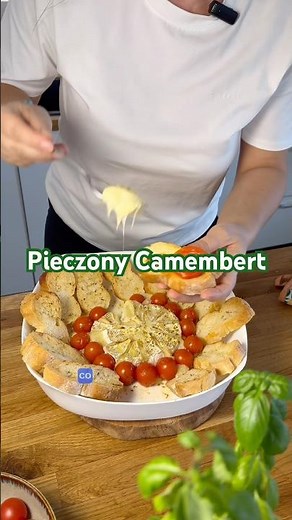 Pieczony Camembert z pomidorkami i grzankami- pyszna imprezowa przekąska