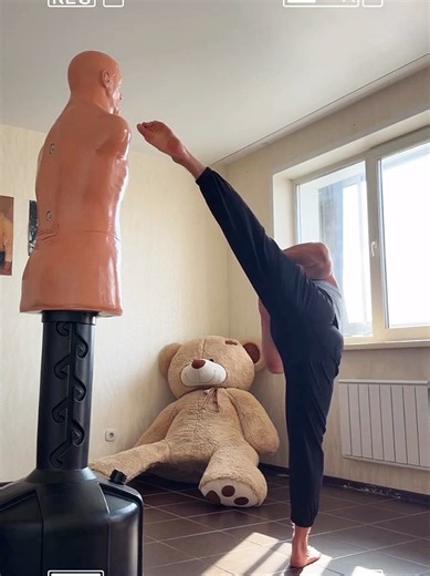 Van Damme High Kick #90s #gym #karate #vandam #vandamme | Jean Claude Van Damme
