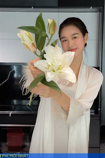 Đỗ Thị Hà cắm hoa loa kèn trang trí phòng khách