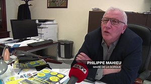 La commune de La Gorgue se mobilise pour sauver son bureau de Poste. ⬇️ Depuis plusieurs années, les heures d’ouverture diminuent, et ont atteint le seuil de 14 heures par semaine. L’argument mis en avant par la Poste : un autre bureau se trouve à 3km, à Estaires, dans la commune voisine. Inadmissible pour Philippe Mahieu, le maire de La Gorgue, qui souhaite conserver ce service de proximité dans sa commune. | BFM Grand Lille | Facebook