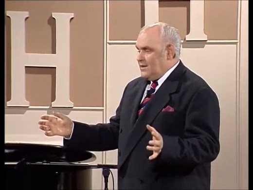 565K views · 10K reactions | ÖRÖK KEDVENC Kabarék: Hofi Géza Szívzűr, 1991 Géza Infarktusa és az azutáni lábadozása a téma, de szokásos SZUPER humorral... Forrás: MTVA | Retro Kabaré Videók | Facebook